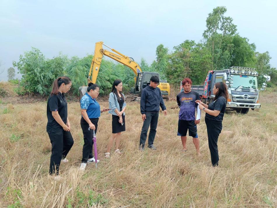 ลงพื้นที่ตรวจสอบรถขุดดิน ถมดิน พร้อมได้แจ้งประกาศเทศบาลตำบลศรีสมเด็จ เรื่อง กำหนดมาตรการป้องกัน กรณีที่อาจก่อให้เกิดเหตุรำคาญในที่หรือทางสาธารณะที่เกิดจากการขุดดินและถมดินและการขับรถบรรทุกดิน...