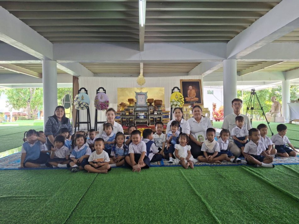 ศูนย์พัฒนาเด็กเล็กบ้านศรีสมเด็จ นำนักเรียนเข้ากราบสรีระสังขาร พระราชพัชรญาณมุนี (หลวงปู่ทองอินทร์ กตปุญฺโญ) อดีตเจ้าอาวาส วัดประชาคมวนาราม (วัดป่ากุง)
