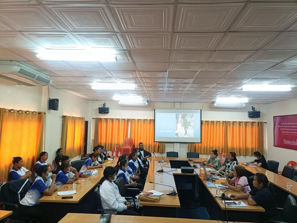 ประชุมติดตามผลการปฏิบัติงานผู้ดูแลผู้สูงอายุที่มีภาวะพึ่งพิง ตามนโยบายกระตุ้นเศรษฐกิจของรัฐบาล ณ ห้องประชุมเทศบาลตำบลศรีสมเด็จ